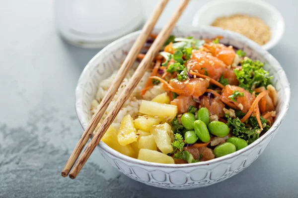 Poke bowl with raw salmon, rice and vegetables — Stock Photo, Image