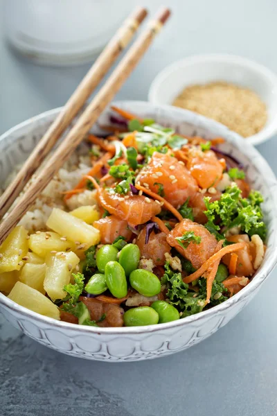 Poke bowl with raw salmon, rice and vegetables — Stock Photo, Image