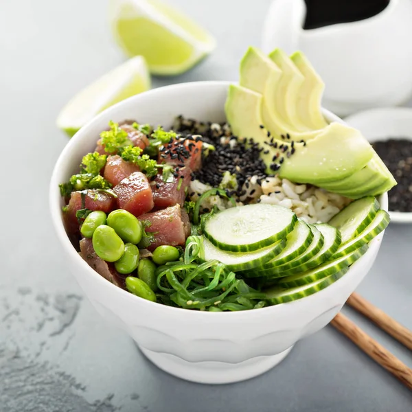 Poke bowl con atún crudo, arroz y verduras —  Fotos de Stock