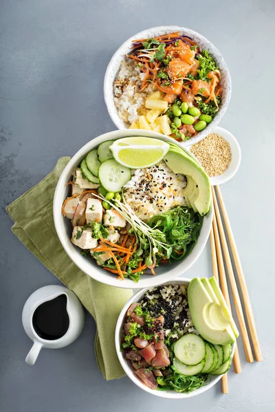 Variedade de tigelas com atum, salmão e tofu — Fotografia de Stock