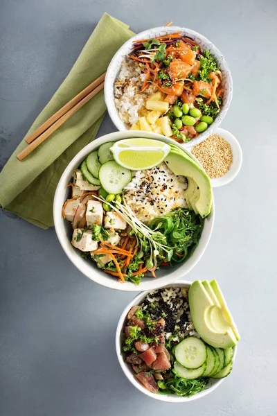 Variedad de poke bowls con atún, salmón y tofu —  Fotos de Stock