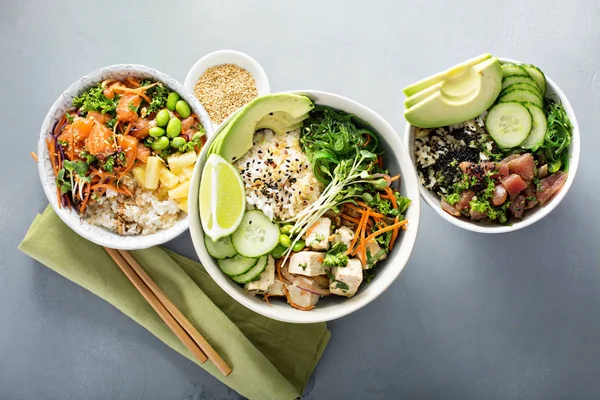 Variety of poke bowls with tuna, salmon and tofu — Stock Photo, Image