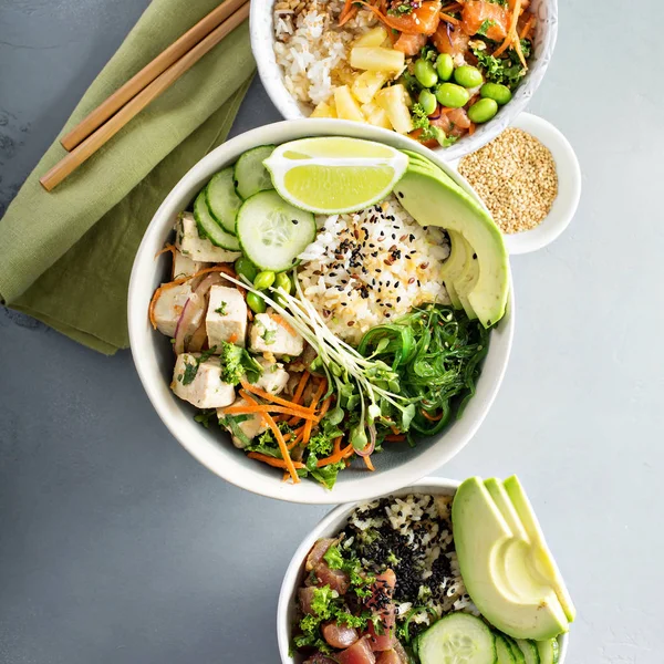 Variedad de poke bowls con atún, salmón y tofu — Foto de Stock