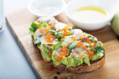 Havyar ve turp ile gurme avokado tost