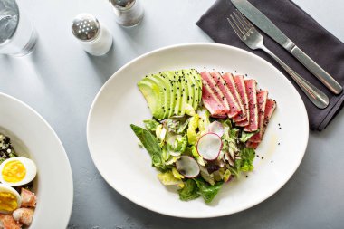 Ton balıklı salata ile dilimlenmiş avokado