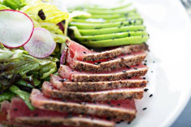 Ton balıklı salata ile dilimlenmiş avokado