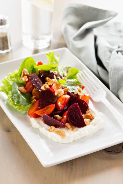 Gourmet beet salad with cheese and lettuce — Stock Photo, Image