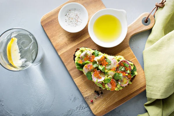 Gastronomische avocado toast met kaviaar en radijs — Stockfoto