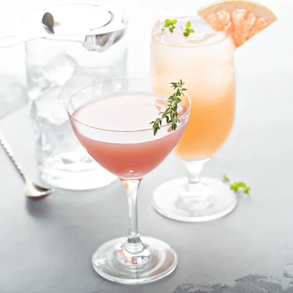 Varietà di cocktail di agrumi sulla superficie grigia — Foto Stock