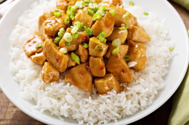 tatlı ve ekşi tavuk pilav ile