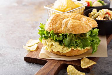 Yumurta salatalı sandviç kruvasan üzerinde