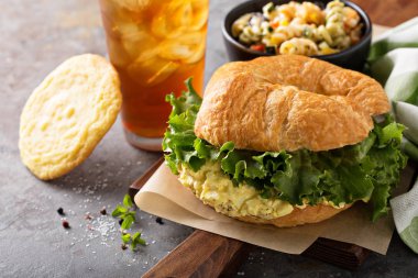 Yumurta salatalı sandviç kruvasan üzerinde