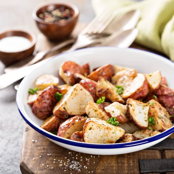 otlar ile kavrulmuş patates