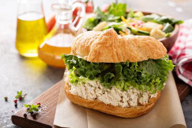 Tavuklu sandviç marul ile