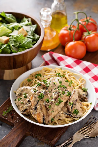 Tavuk marsala makarna ile