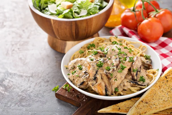 Tavuk marsala makarna ile