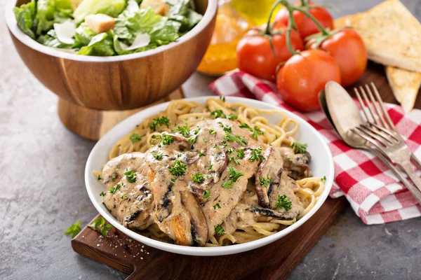 Chicken marsala with pasta — Stock Photo, Image