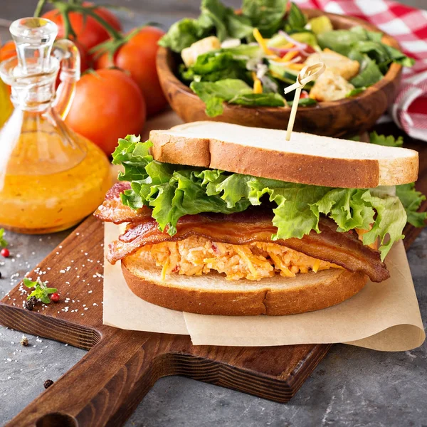 Yenibahar peynirli sandviç pastırma ile