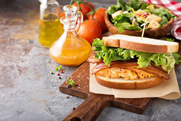 Yenibahar peynirli sandviç pastırma ile