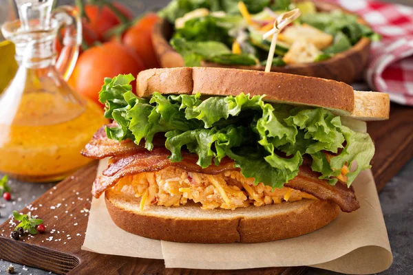 Yenibahar peynirli sandviç pastırma ile