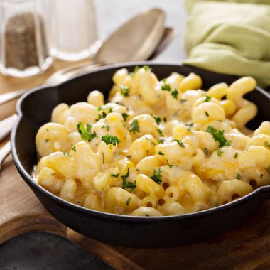 Fırında makarna ve peynir