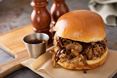 Domuz sandviç ile barbekü sosu çekti