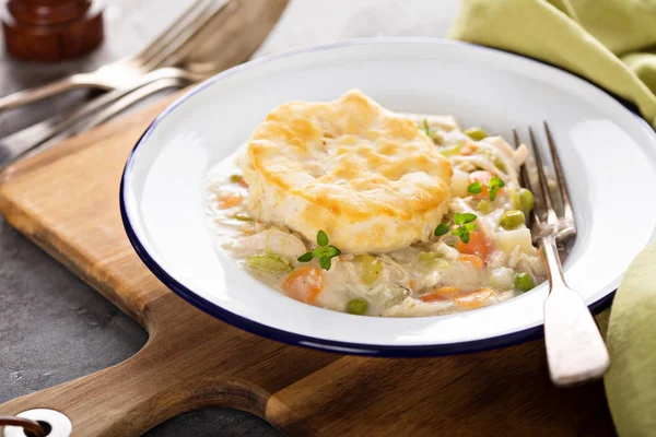 Tarta de pollo con una galleta encima —  Fotos de Stock