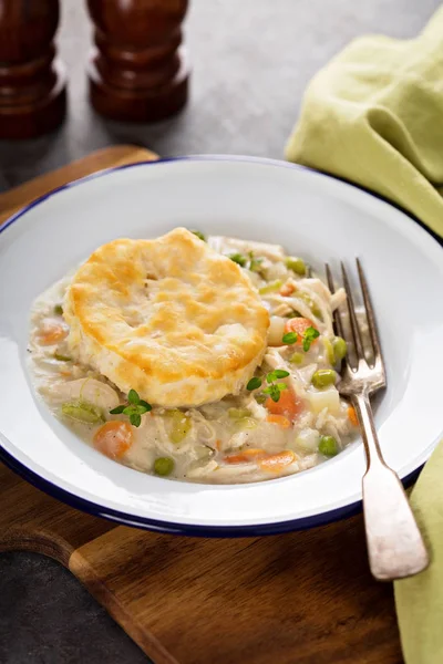 Tarte au poulet avec un biscuit sur le dessus — Photo