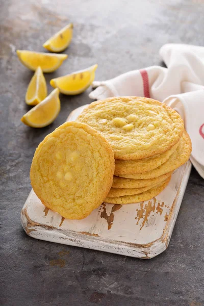 Zitronenplätzchen mit weißen Schokoladenstücken — Stockfoto