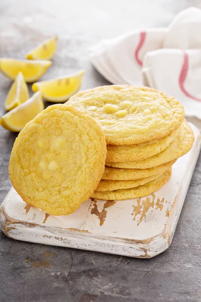 Zitronenplätzchen mit weißen Schokoladenstücken — Stockfoto