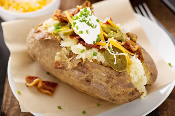 Batata assada carregada com bacon e queijo — Fotografia de Stock