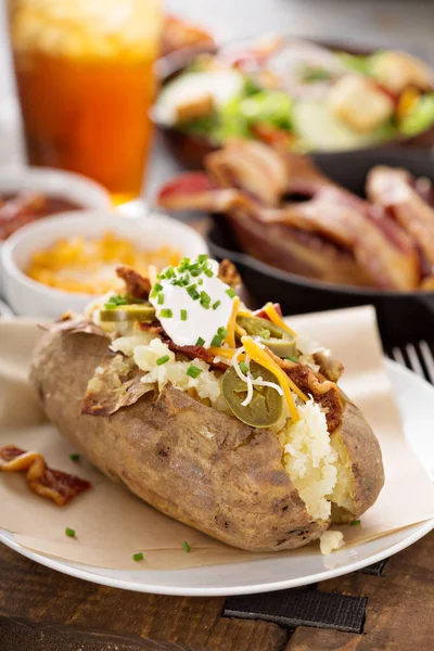 Batata assada carregada com bacon e queijo — Fotografia de Stock