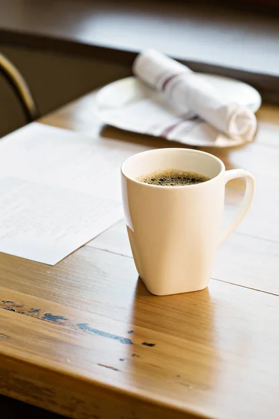 Xícara de café acabado de fazer em uma mesa de restaurante — Fotografia de Stock