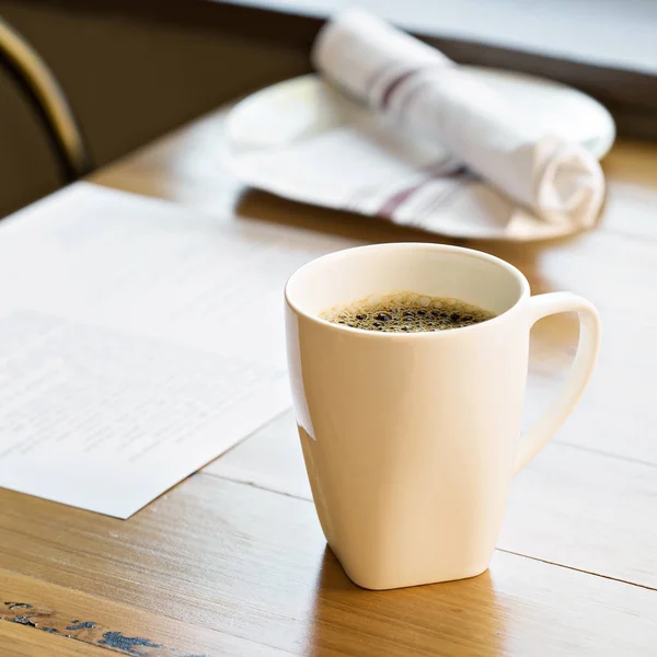 Xícara de café acabado de fazer em uma mesa de restaurante — Fotografia de Stock