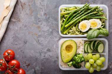 Makarna ve sebzeler vejetaryen yemek hazırlama kaplar