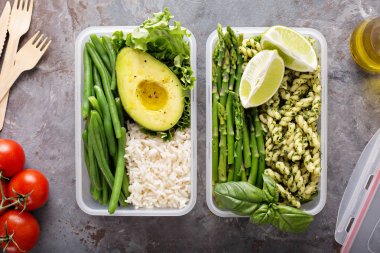 Vegan yemek kapları pirinç, makarna ve sebzeler ile hazırlık