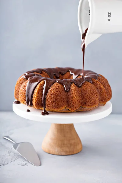 Tort bundt de vanilie cu glazură de ciocolată — Fotografie, imagine de stoc