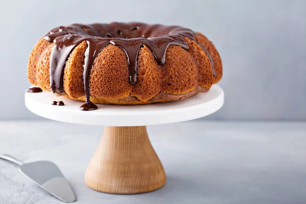 Torta alla vaniglia con glassa al cioccolato — Foto Stock