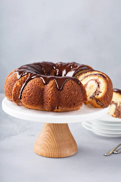 Vanilkový Péřovej koláč s tvarohový koláč plnění — Stock fotografie