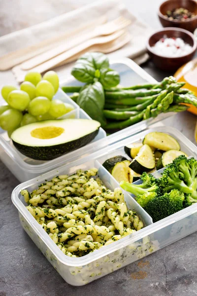 Vegan meal prep containers with pasta and vegetables — Stock Photo, Image