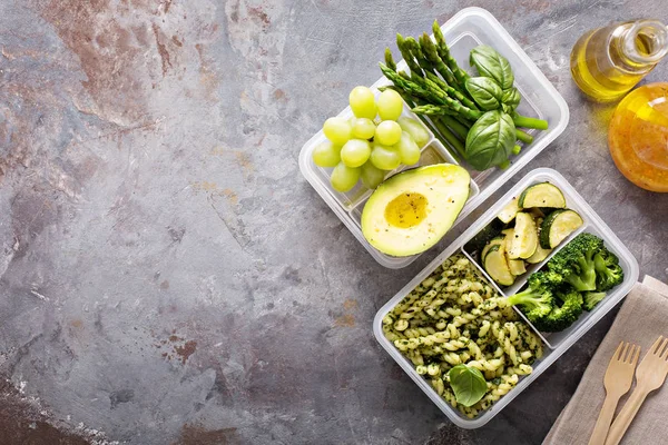 Envases de preparación de comida vegana con pasta y verduras —  Fotos de Stock