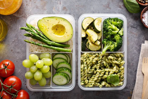 Envases de preparación de comida vegana con pasta y verduras — Foto de Stock