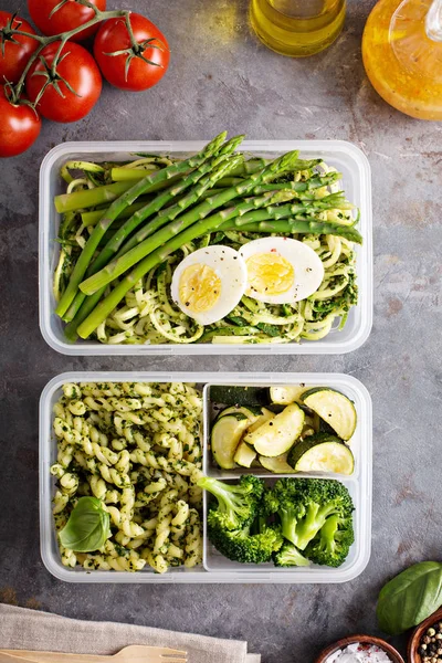 素食餐用面食和蔬菜准备容器 — 图库照片