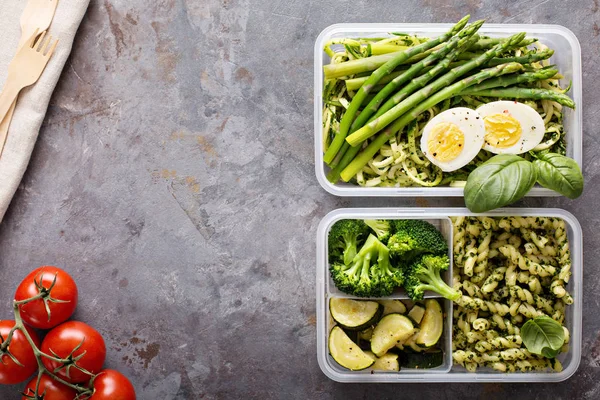 Вегетарианское питание подготовить контейнеры с макаронами и овощами — стоковое фото