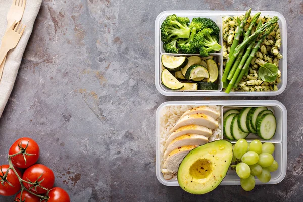 绿色健康膳食准备容器用鸡肉和蔬菜 — 图库照片