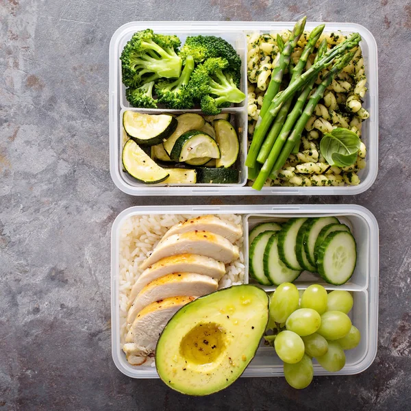 绿色健康膳食准备容器用鸡肉和蔬菜 — 图库照片