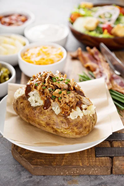 Patata al horno con cerdo tirado —  Fotos de Stock