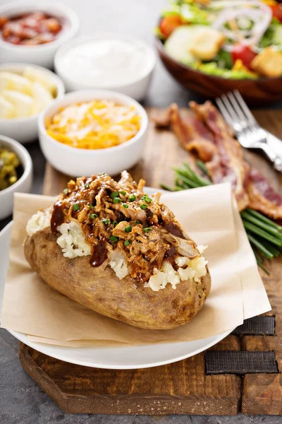 Pečená brambora s pečeným vepřovým masem — Stock fotografie