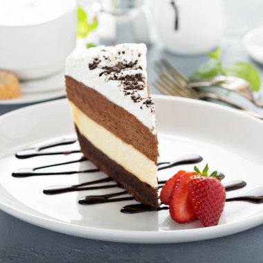 Üç katmanlı çikolata mousse kek