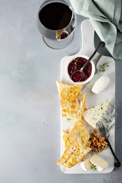 Pequeno quadro de queijo com baguete — Fotografia de Stock